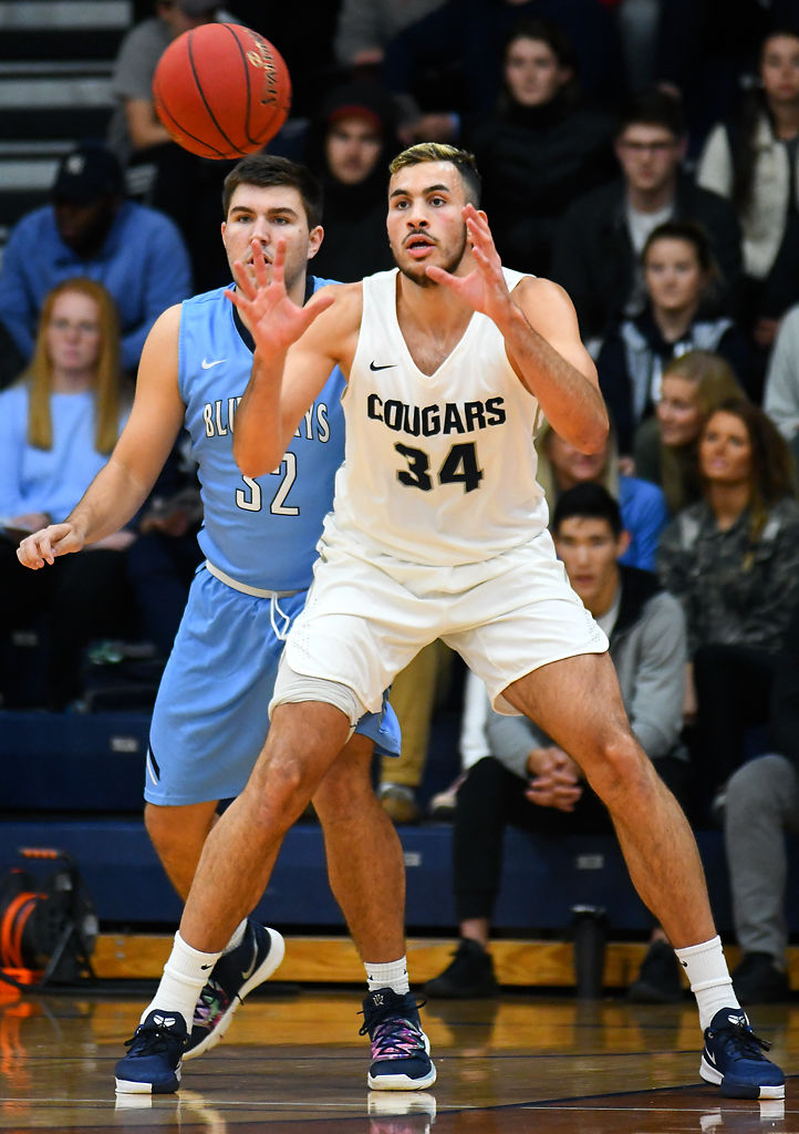 Thibault Benabid catches a pass